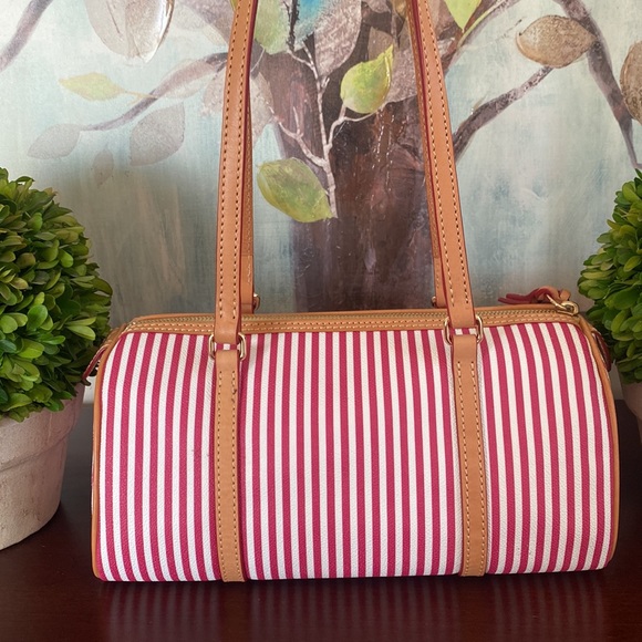 DOONEY & BOURKE 🩷FUCHSIA PINK & WHITE🤍 STRIPED BARREL SHOULDER BAG🩷LIKE NEW🤍 - Picture 7 of 17